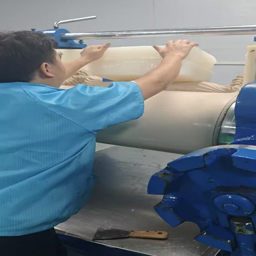 Di Dalam Kilang Silikon China Berusia 22 Tahun: Kehidupan Harian Bengkel Pencampuran Yang Menentukan Kualiti Produk